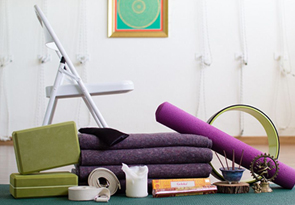 yoga con apoyos, adaptaciones, alineamientos correctos